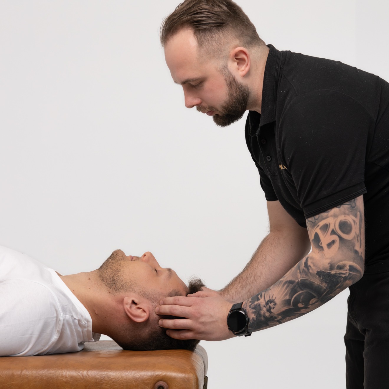 W jaki sposób terapia mięśniowo-powięziowa pomaga zwalczać szumy uszne i zawroty głowy?